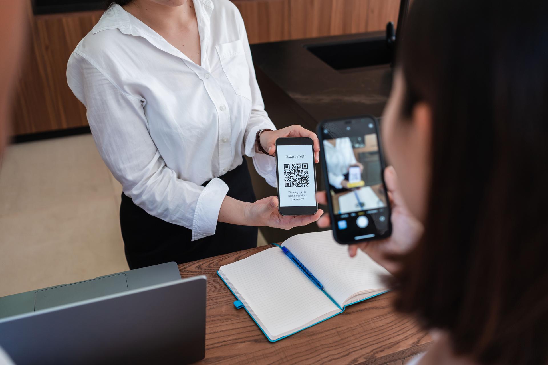 Tourists paying with mobile payment